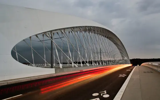 A long-exposure of the Troja bridge.