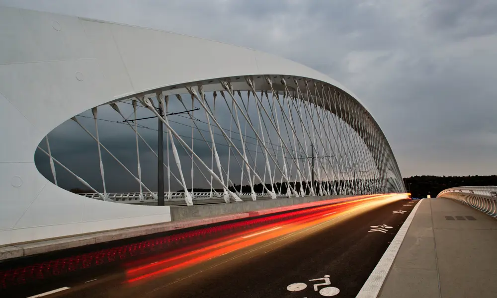 A long-exposure of the Troja bridge.